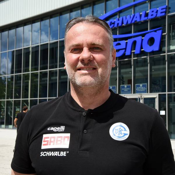 Vor der Schwalbe-Arena lacht Mario Kelentric in die Kamera.