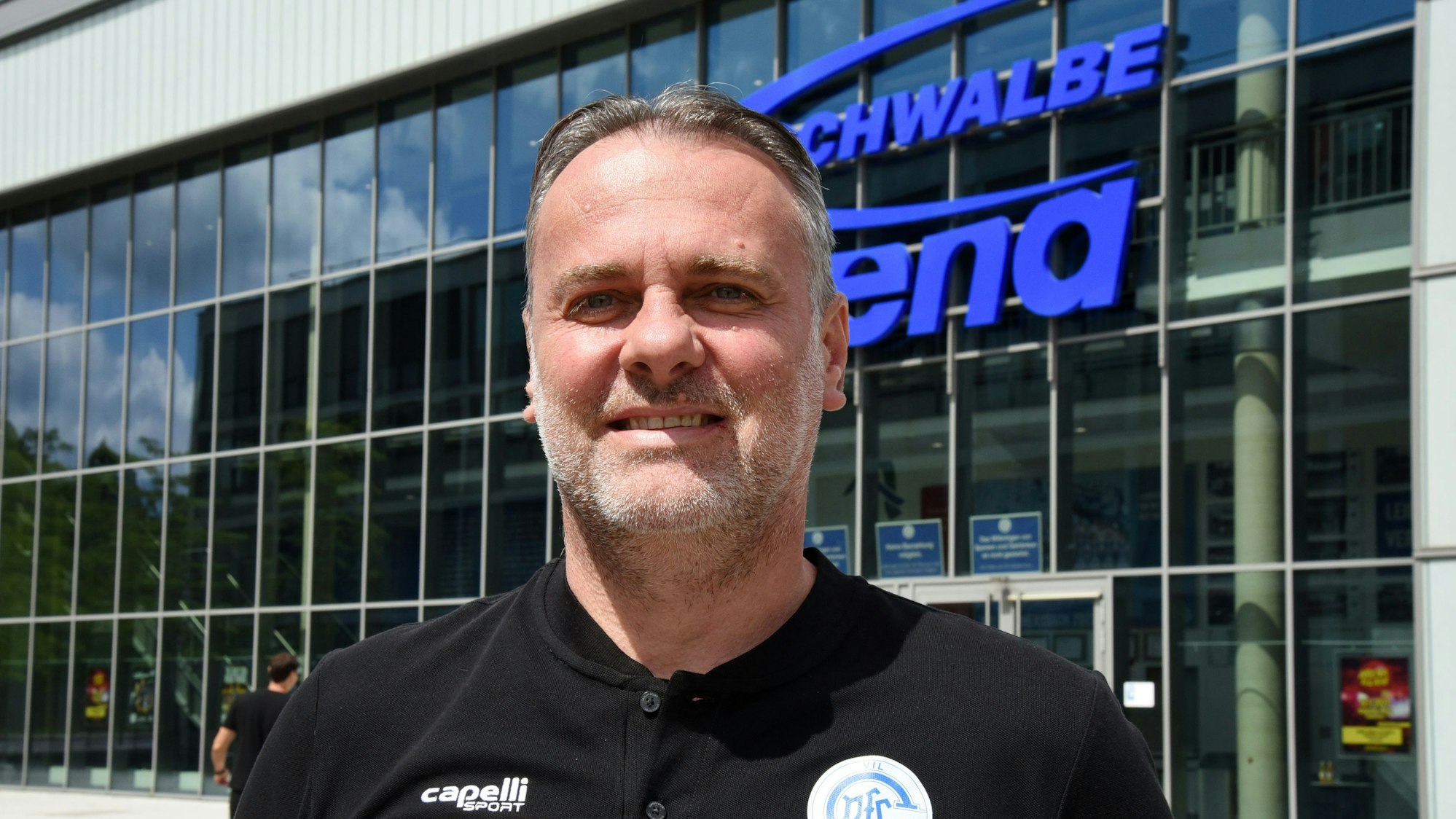 Vor der Schwalbe-Arena lacht Mario Kelentric in die Kamera.