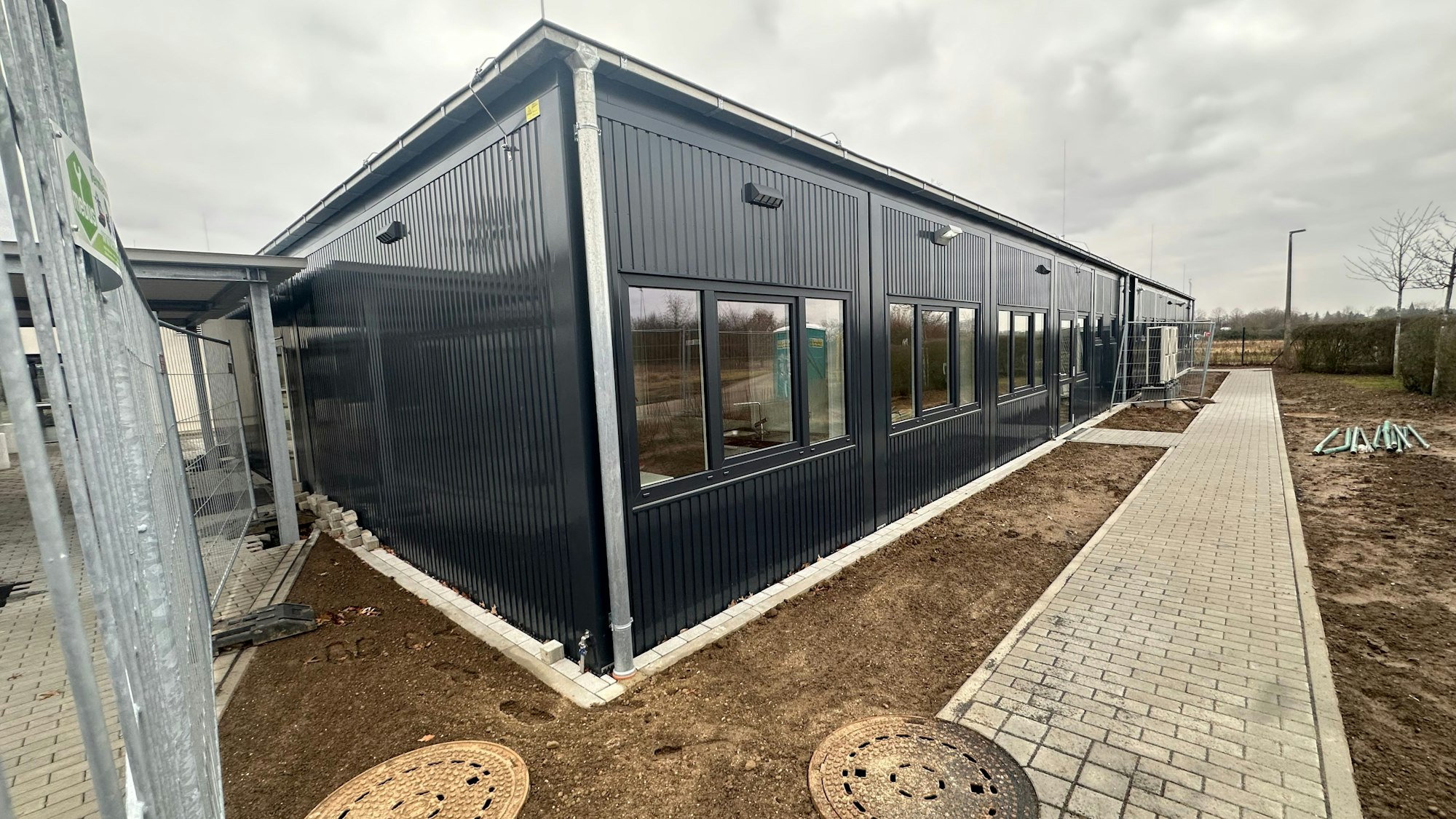 Ausweichcontainer für den Unterricht in der Heinrich-Hanselmann-Schule.