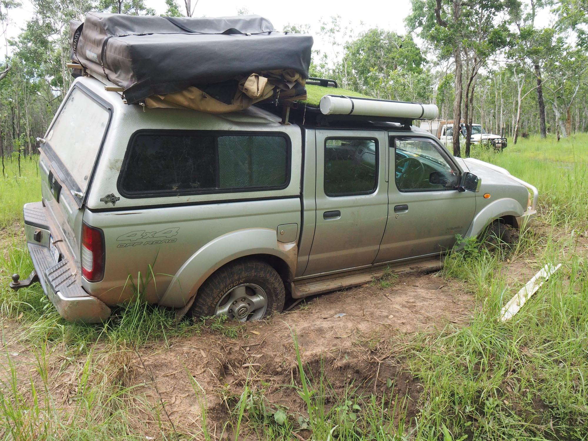 Der Pkw von zwei jungen Deutschen liegt festgefahren in der australischen Wildnis.