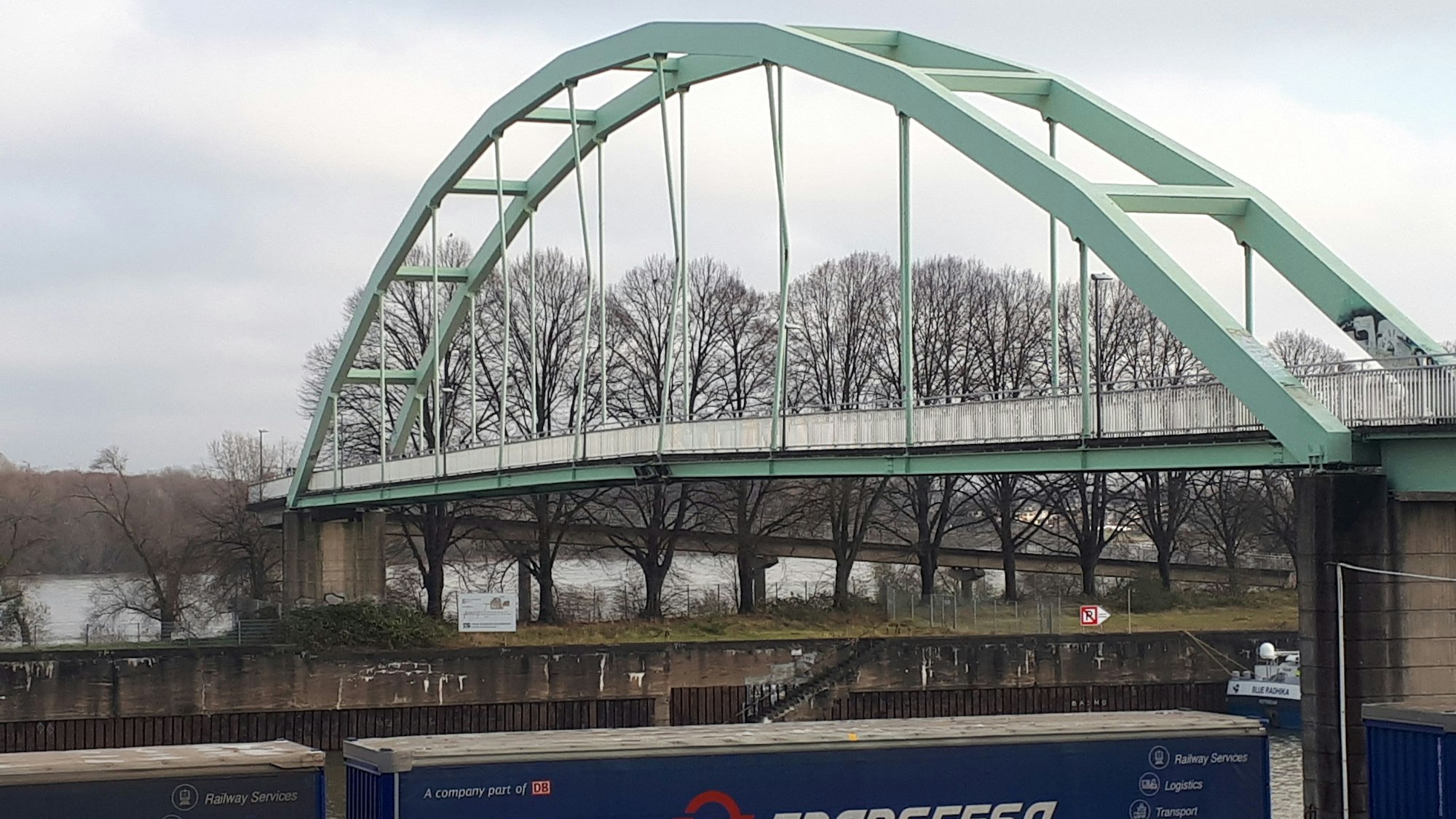 Die beschädigte Brücke über die Einfahrt zum Niehler Hafenbecken.