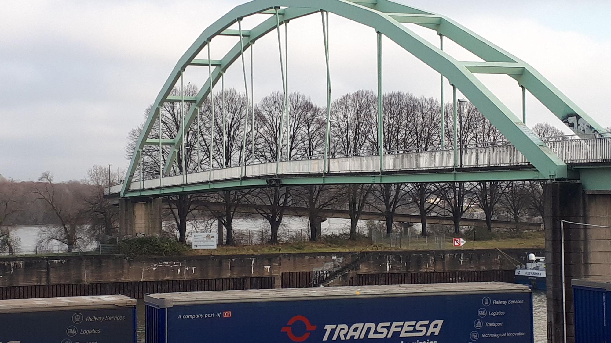 Eine Brücke mit verbogenen Senkrecht-Streben ist zu sehen.