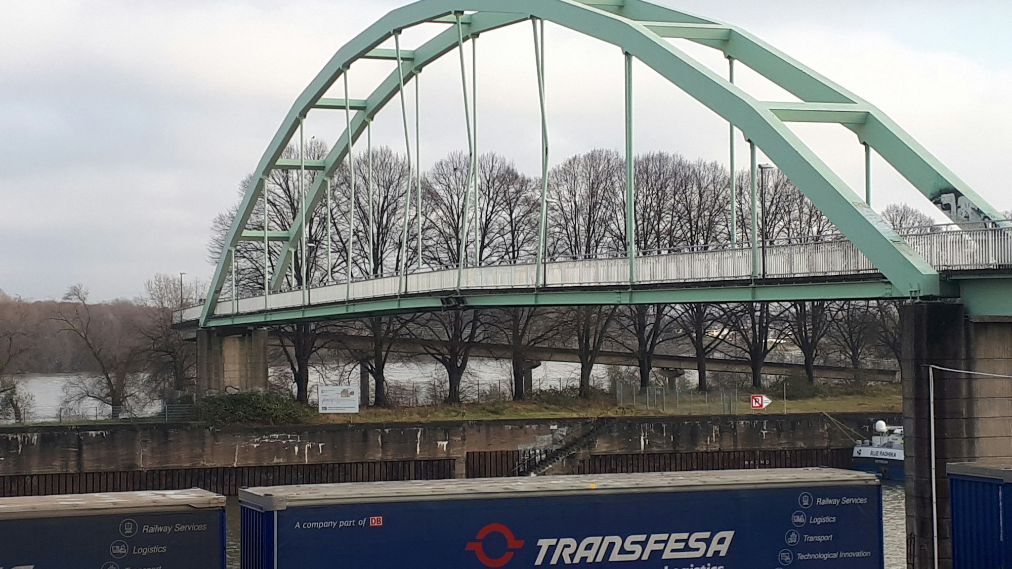 Eine Brücke mit verbogenen Senkrecht-Streben ist zu sehen.