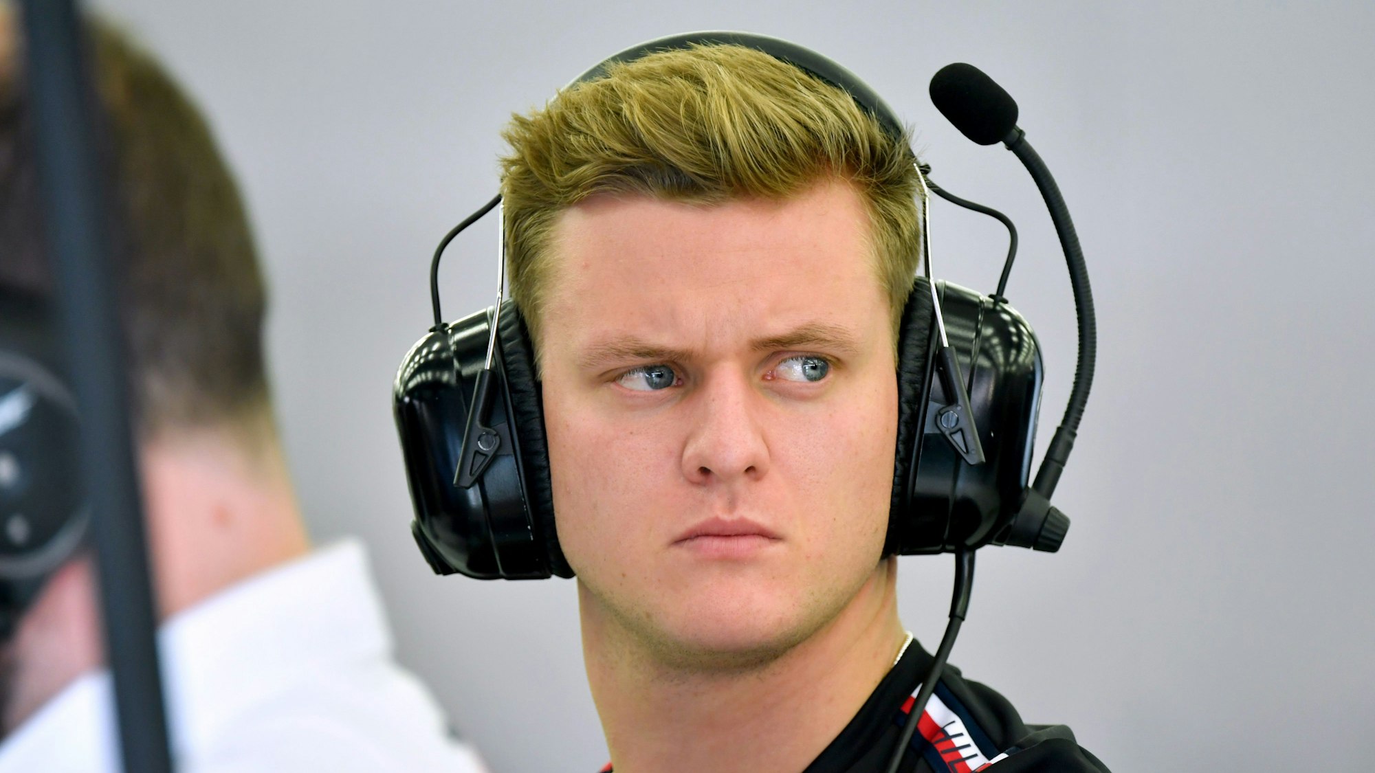 Testfahrer Mick Schumacher aus Deutschland vom Team Mercedes in der Box.