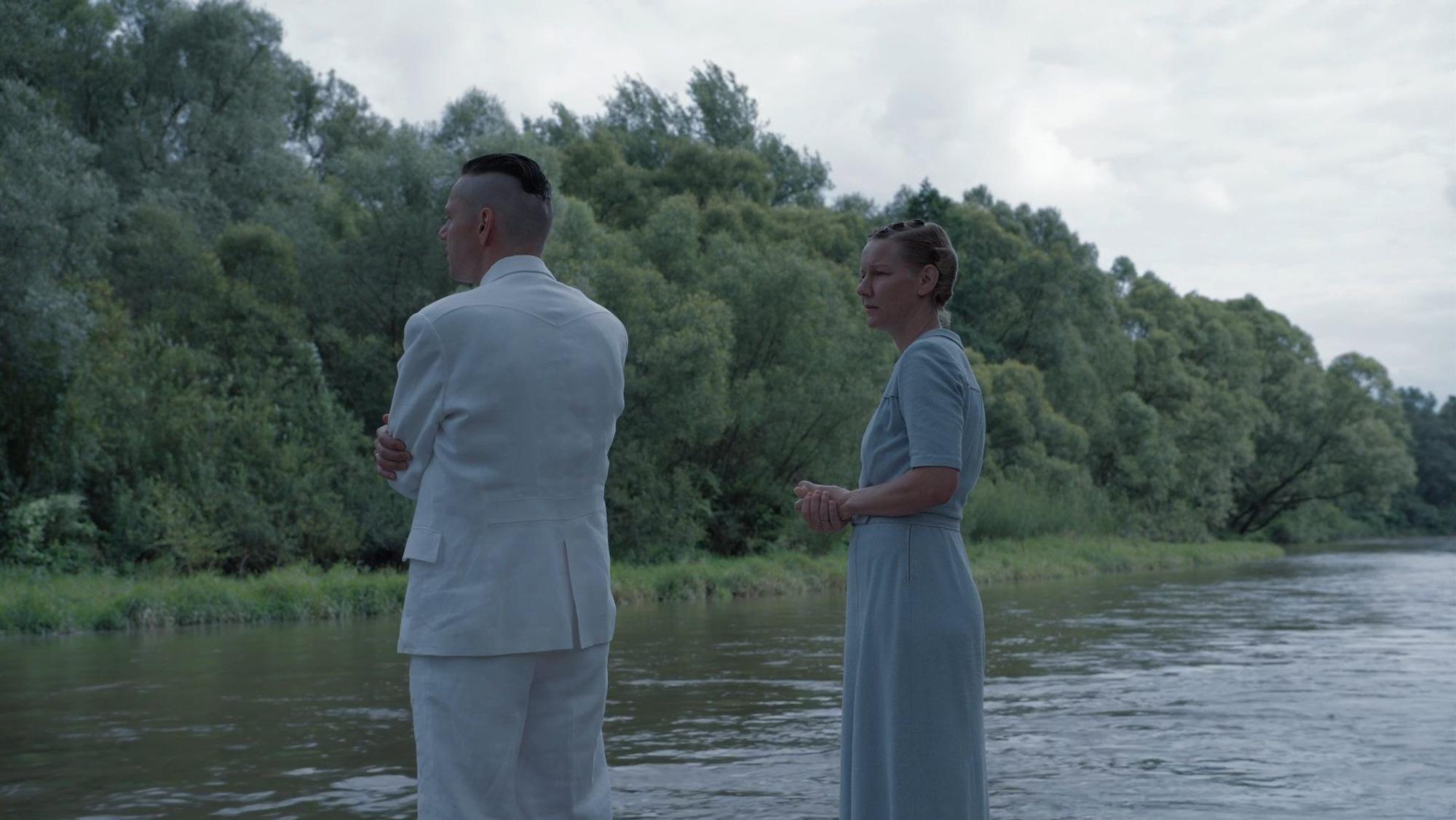 Christian Friedel als Rudolf Höß und Sandra Hüller als Hedwig Höß. Der Film kommt am 29.02.2024 in die deutschen Kinos.