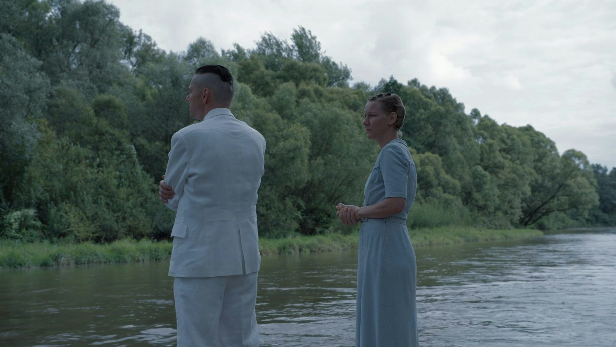 Christian Friedel als Rudolf Höß und Sandra Hüller als Hedwig Höß. Der Film kommt am 29.02.2024 in die deutschen Kinos.