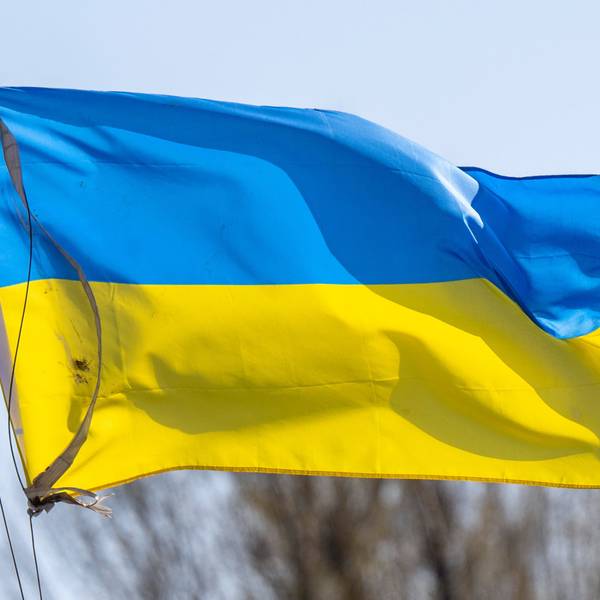 Die Flagge der Ukraine weht im Wind auf einem Schiffsmast.