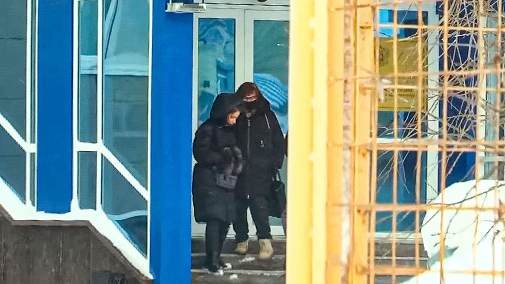 In diesem Videostandbild verlässt Ljudmila Nawalnaja (r), die Mutter des russischen Oppositionsführers Alexej Nawalny, das Gebäude des Ermittlungskomitees. Nun, knapp eine Woche nach dem Tod ihres Sohnes, durfte sie endlich den Leichnam sehen.