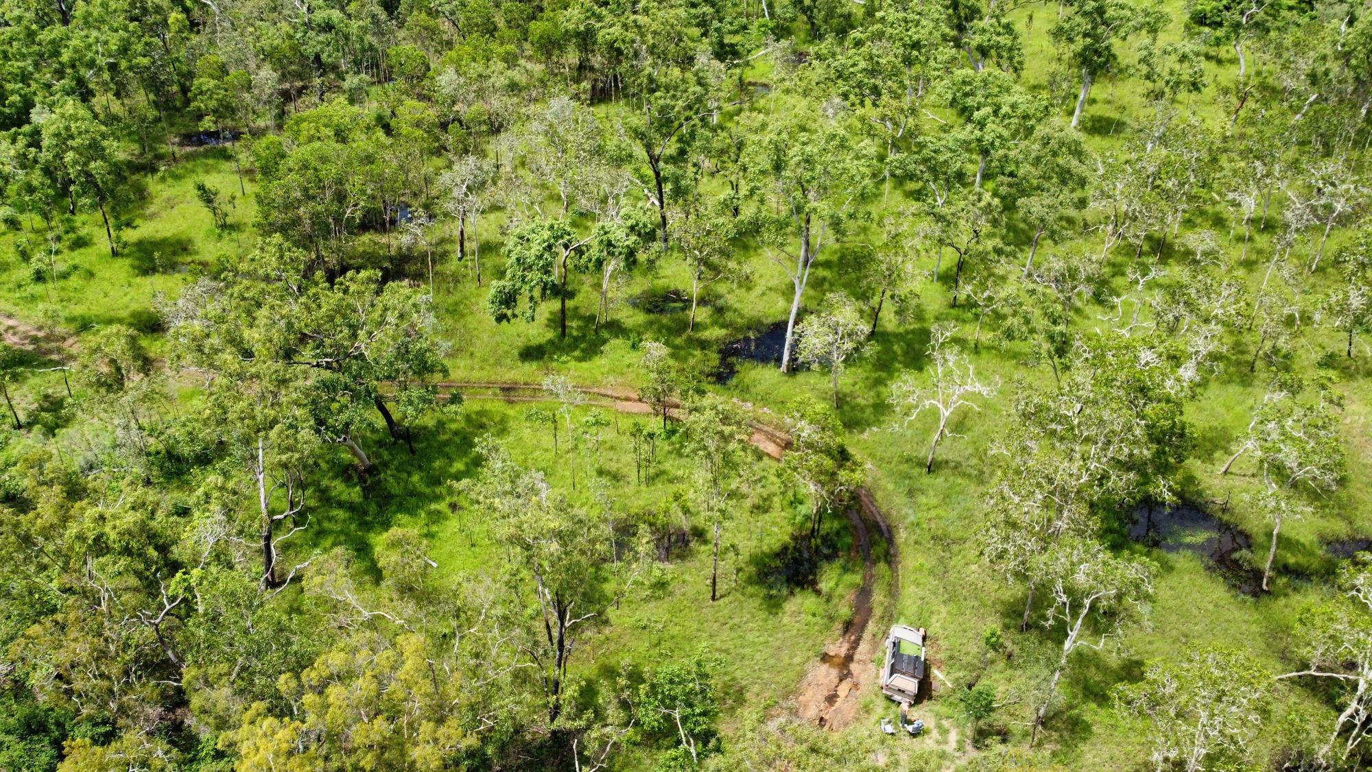 Der Pkw von zwei jungen Deutschen liegt festgefahren in der australischen Wildnis, nachdem eine Google-Maps-Panne sie in eine extrem abgelegene Region geführt hat (Aufnahme mit Drohne).