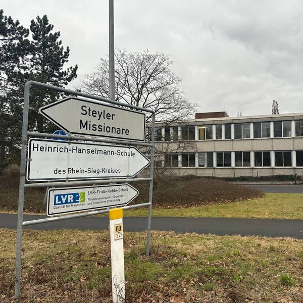 Straßenschild der Heinrich-Hanselmann-Schule und der Frida-Kahlo-Schule.