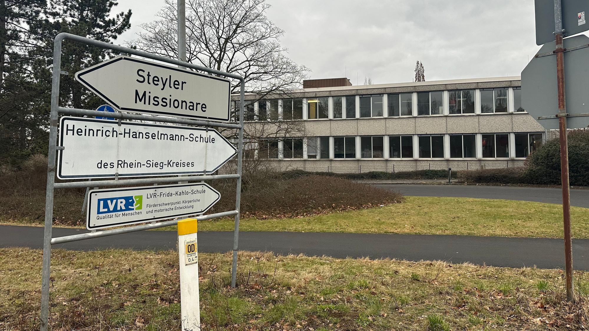 Straßenschild der Heinrich-Hanselmann-Schule und der Frida-Kahlo-Schule.