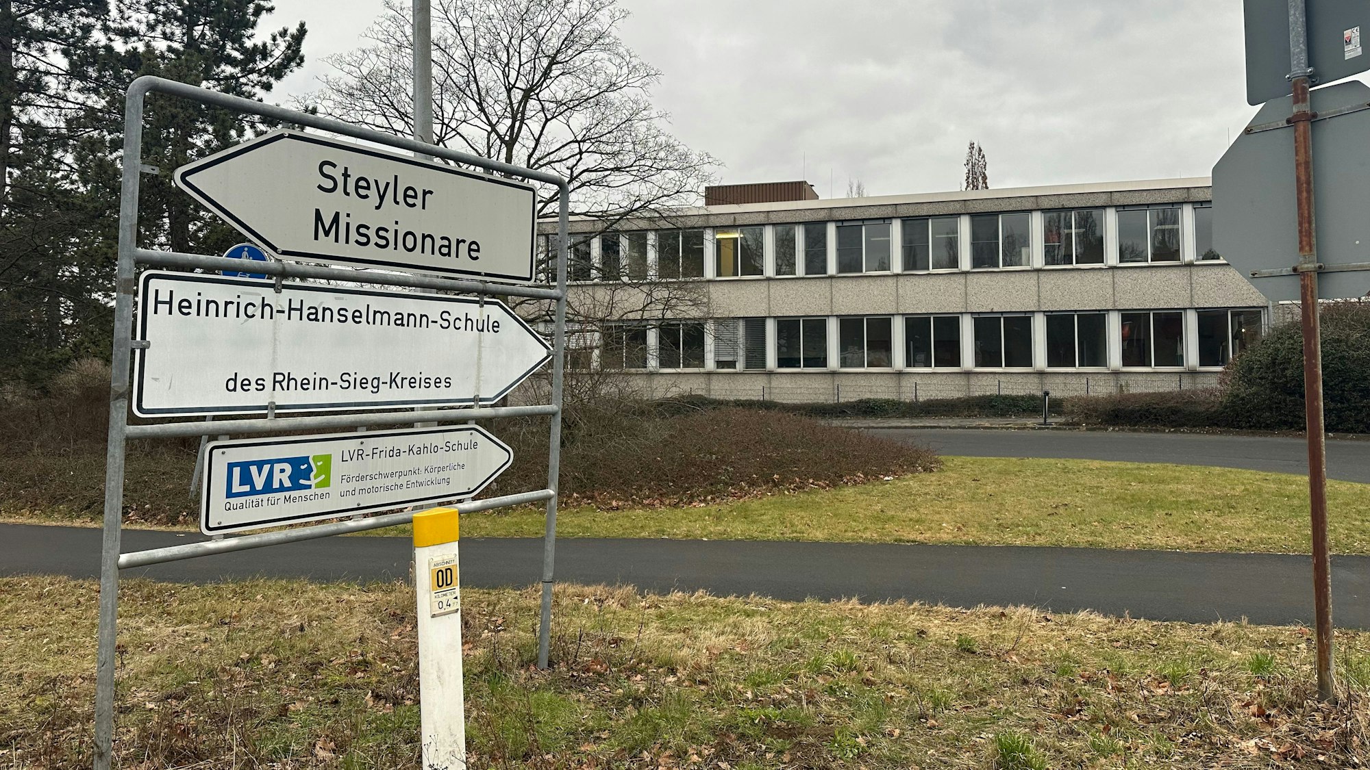 Straßenschild der Heinrich-Hanselmann-Schule und der Frida-Kahlo-Schule.
