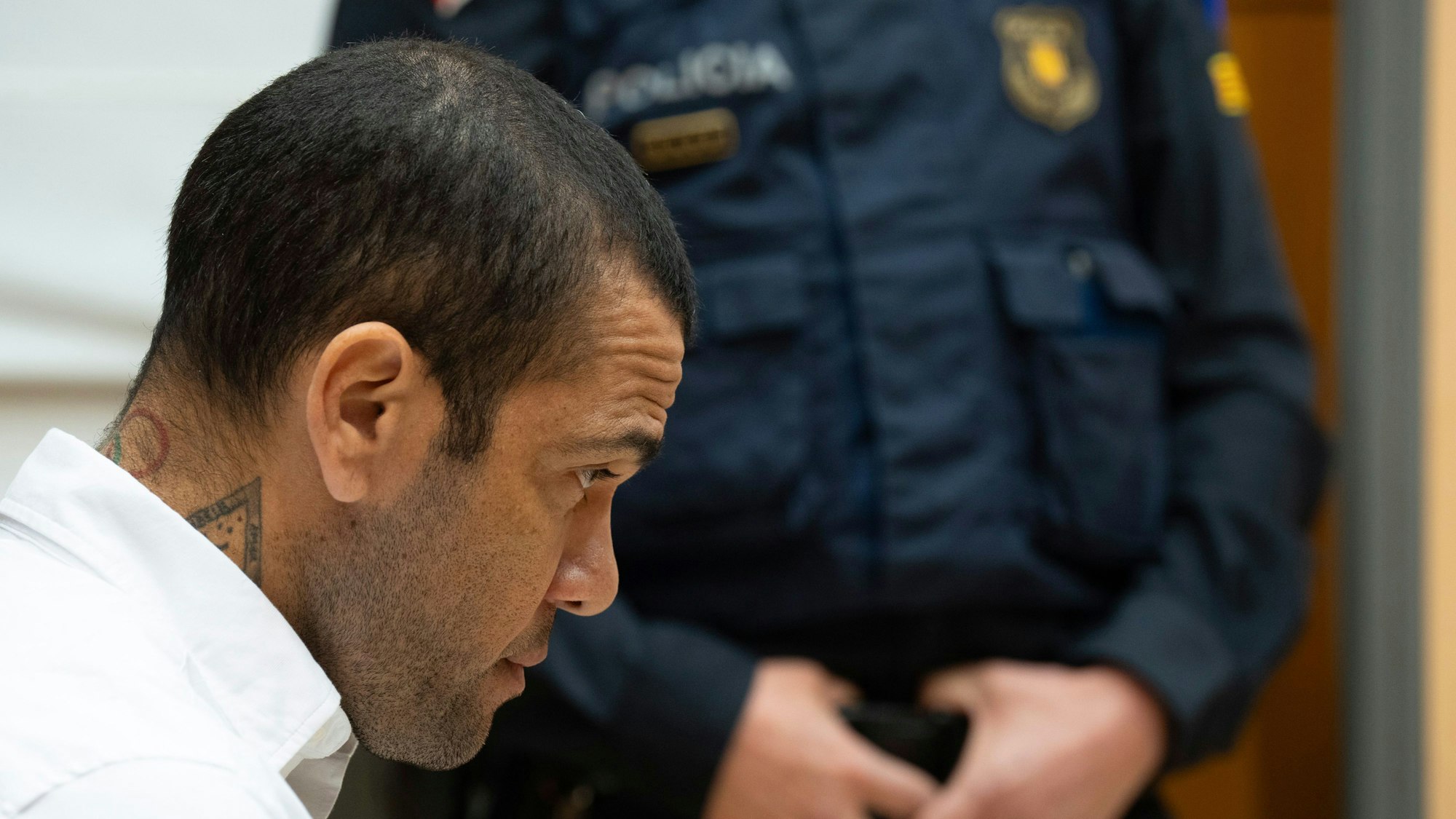 Dani Alves, früherer Fußball-Star Brasiliens, ist von einem Gericht der Vergewaltigung schuldig gesprochen worden, er muss für viereinhalb Jahre ins Gefängnis.