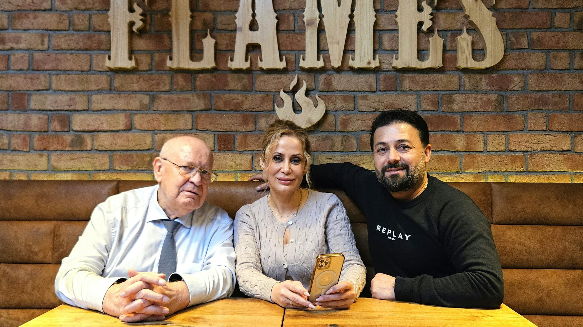 Dieter Züll, Selver Bicilir und Ali Demirbas sitzen an einem Tisch.