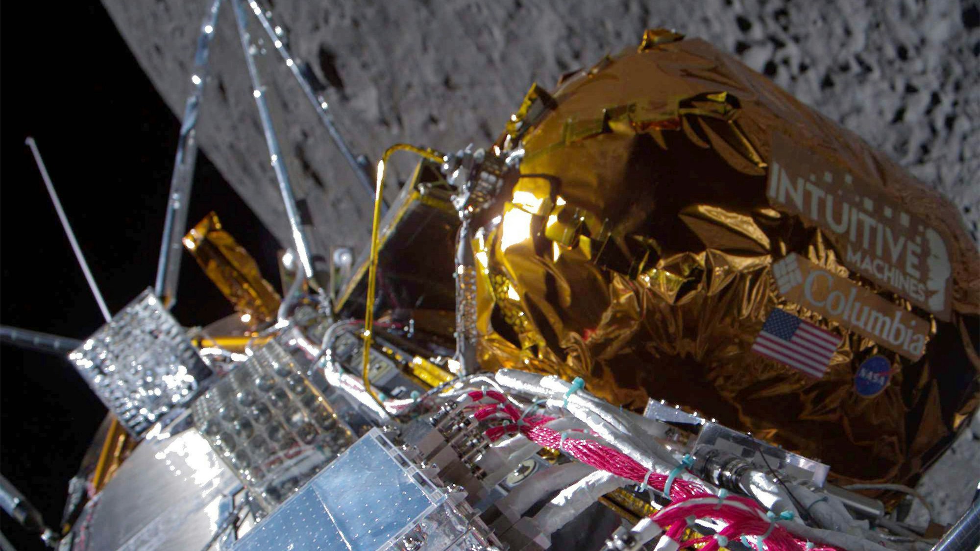 HANDOUT - 21.02.2024, ---, Mond: Dieses von Intuitive Machines zur Verfügung gestellte Bild zeigt die Odysseus-Mondlandefähre über der nahen Seite des Mondes nach dem Eintritt in die Mondumlaufbahn am Mittwoch. Nach zahlreichen gescheiterten Anläufen verschiedener Unternehmen will eine US-Firma am Donnerstag (ab 23.49 Uhr MEZ) erneut die erste kommerzielle Mondlandung der Raumfahrtgeschichte versuchen. Der Lander mit dem Spitznamen «Odysseus» ist etwa so groß wie eine altmodische britische Telefonzelle, hat Aluminium-Beine, wiegt rund 700 Kilogramm und kann etwa 130 Kilogramm Ladung mitnehmen. Foto: -/Intuitive Machines via AP/dpa - ACHTUNG: Nur zur redaktionellen Verwendung und nur mit vollständiger Nennung des vorstehenden Credits bis zum 8. März 2024 +++ dpa-Bildfunk +++