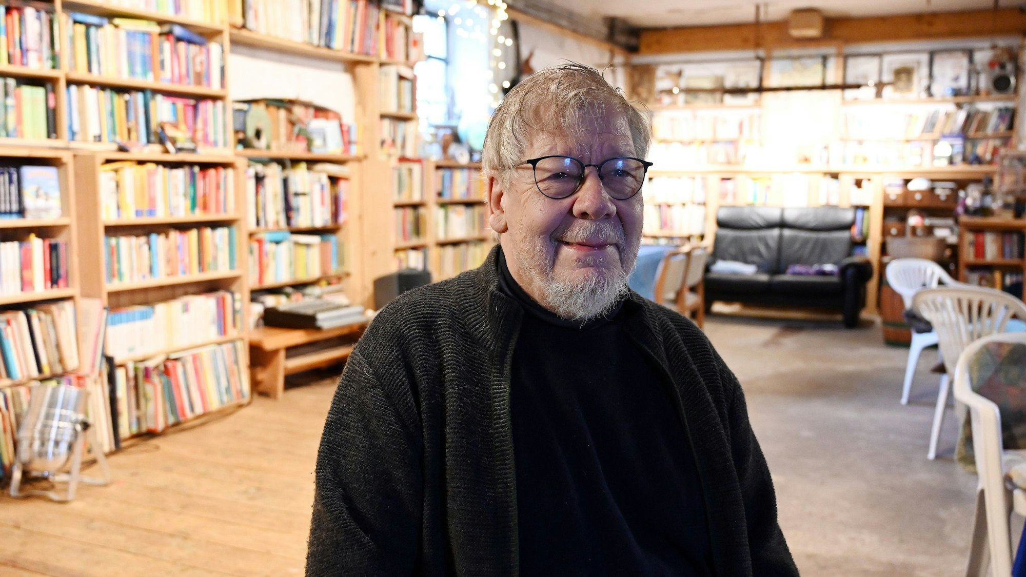 Das Foto zeigt Klaus Peter Jung in seiner Kulturscheune in Wipperfürth-Egen