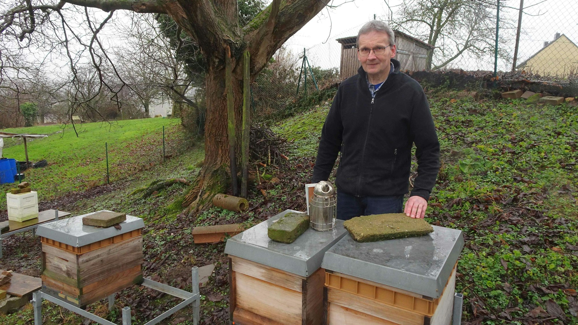 Imker Friedel Mirbach gibt seit 15 Jahren VHS-Kurse über Bienen. In seinem eigenen Garten hat er für den praktischen Teil seine Lehrstöcke aufgestellt.