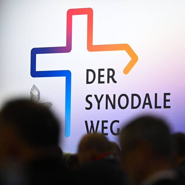 eilnehmer der Synodalversammlung sitzen vor dem Schriftzug „Der Synodale Weg“.