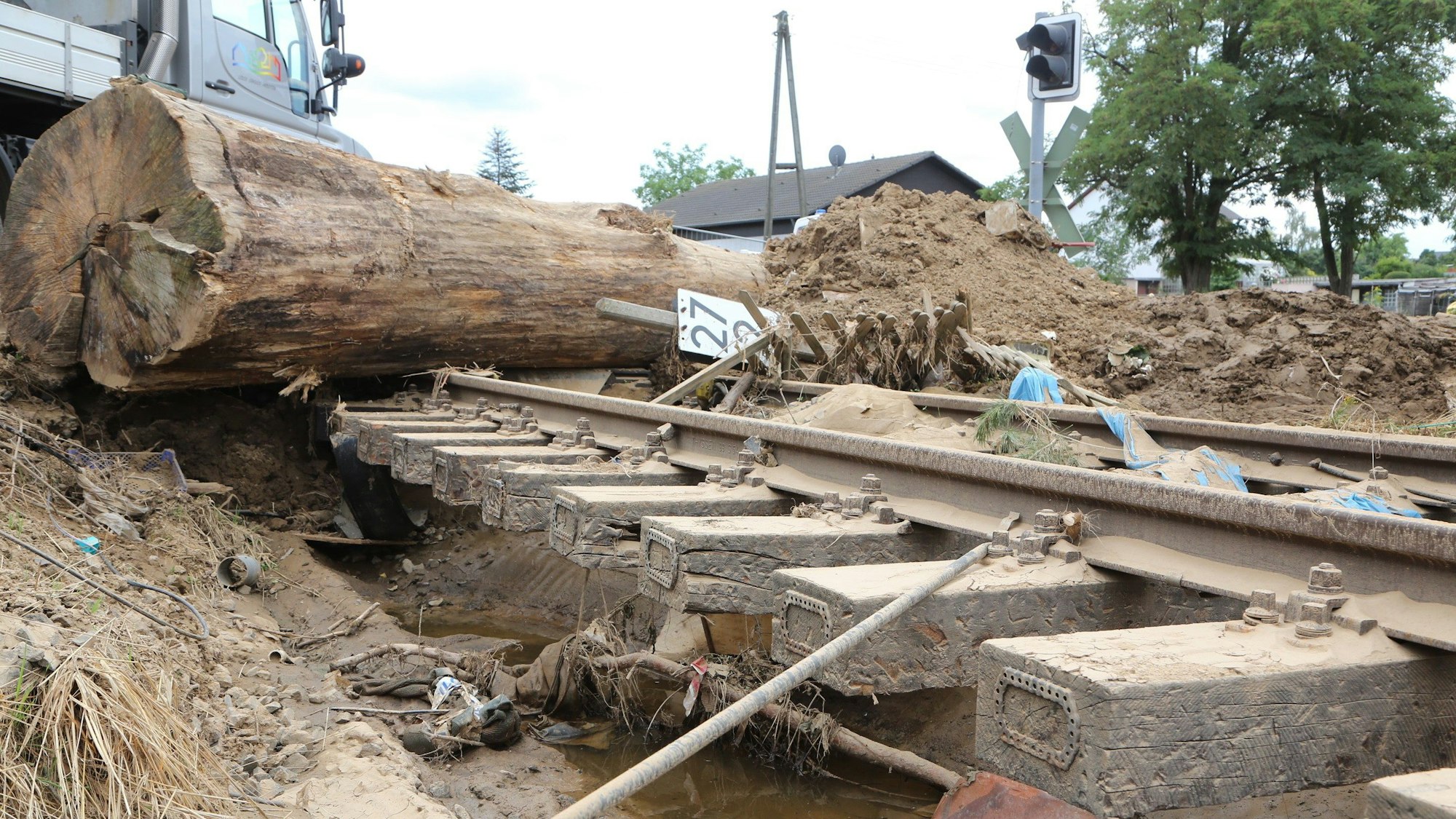 Die Schäden nach der Flut waren immens, auch hier am Odendorfer Bahnhof.