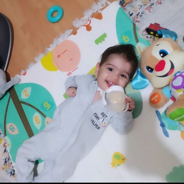 Das Bild zeigt den lächelnden Mehmet Eren Atak in einem Strampelanzug.