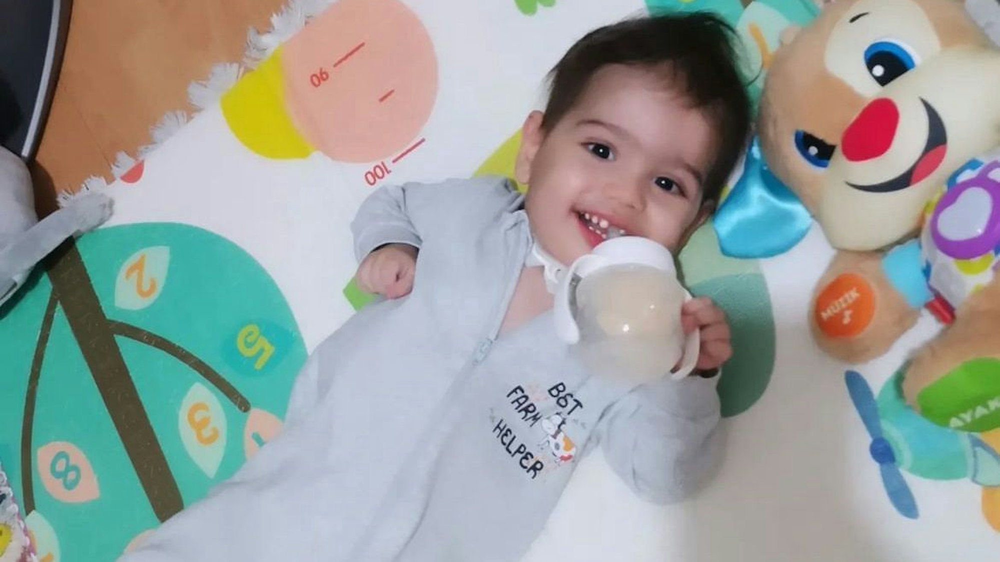 Das Bild zeigt den lächelnden Mehmet Eren Atak in einem Strampelanzug.