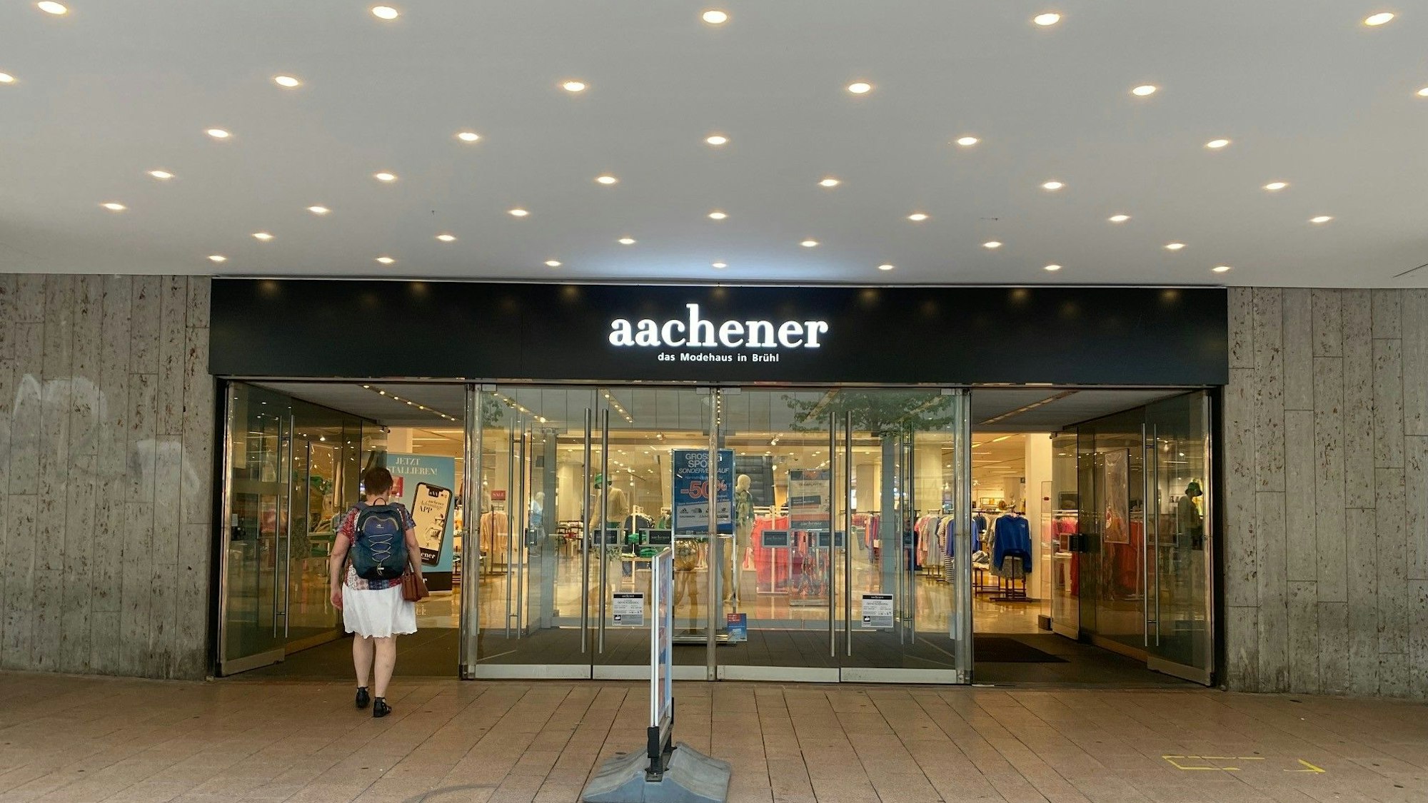 Zu sehen ist der Eingang der Aachener-Filiale.