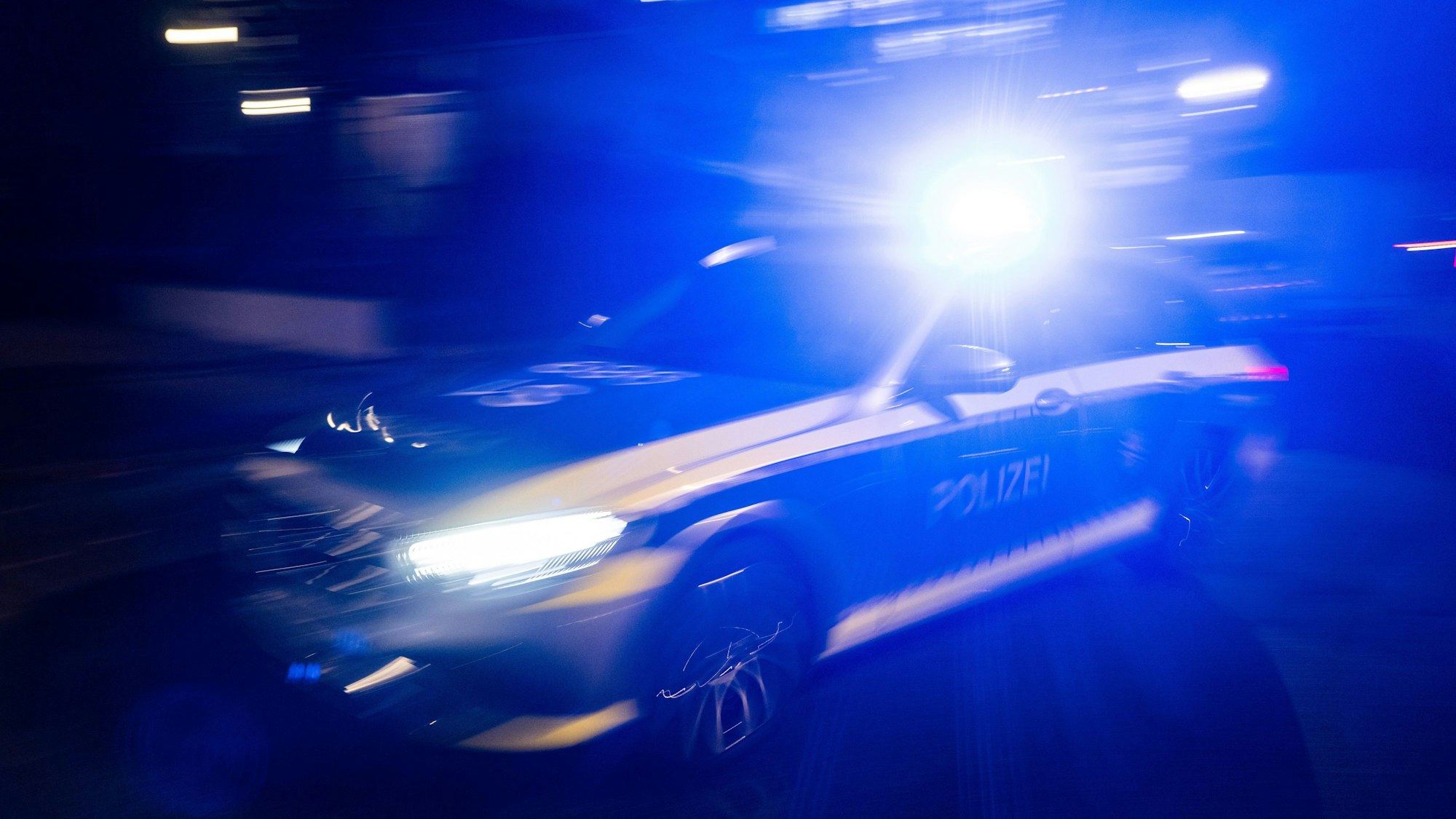 Ein Polizeiwagen mit Blaulicht. (Symbolbild)