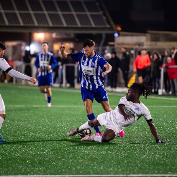Samson Sayongo stoppt Ex-Mitspieler Nico Heuser mit einer fairen Grätsche.Enes Kiracti (30) sieht zu.