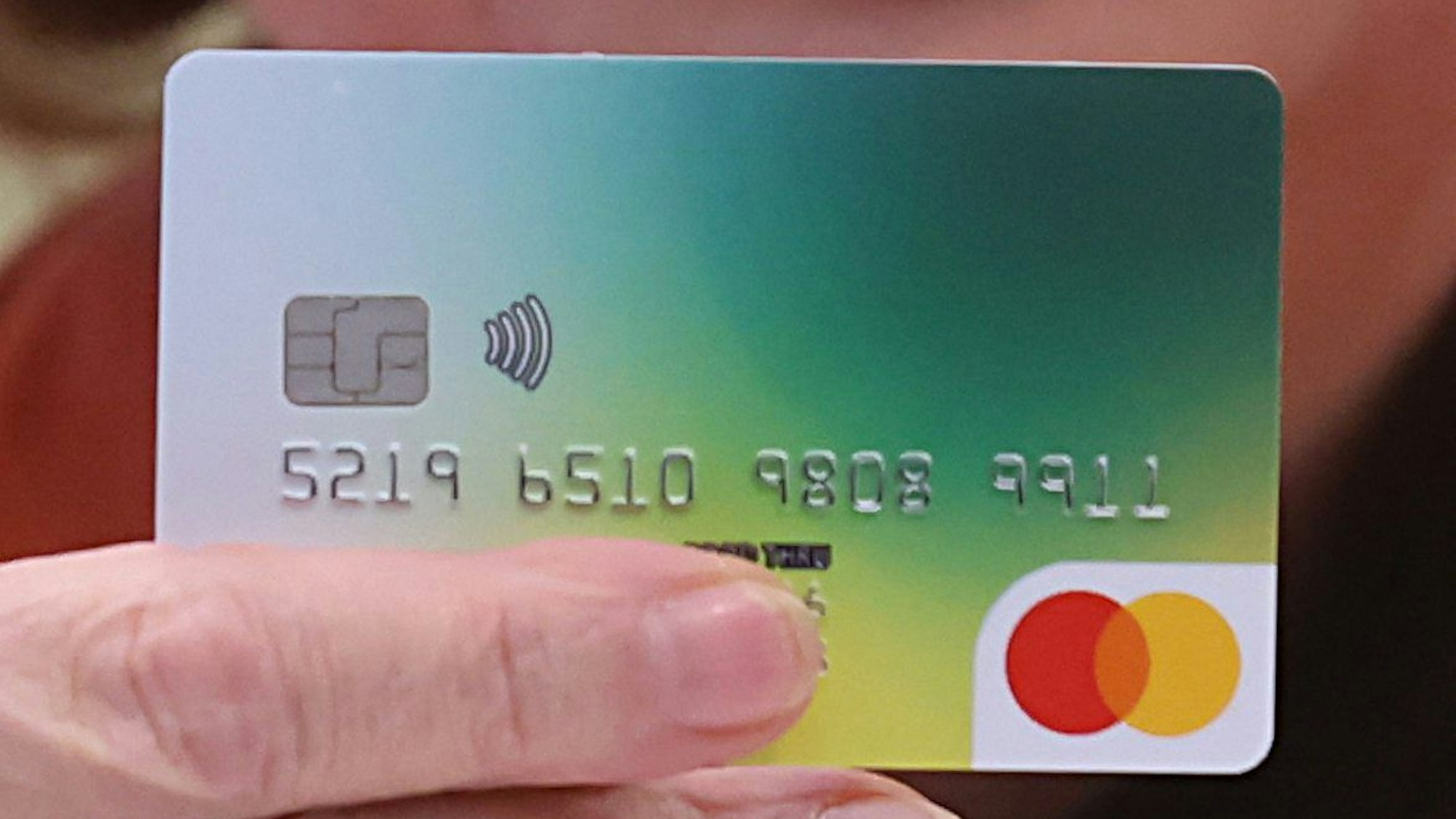 Eine Bezahlkarte wird bei einer Pressekonferenz gezeigt.