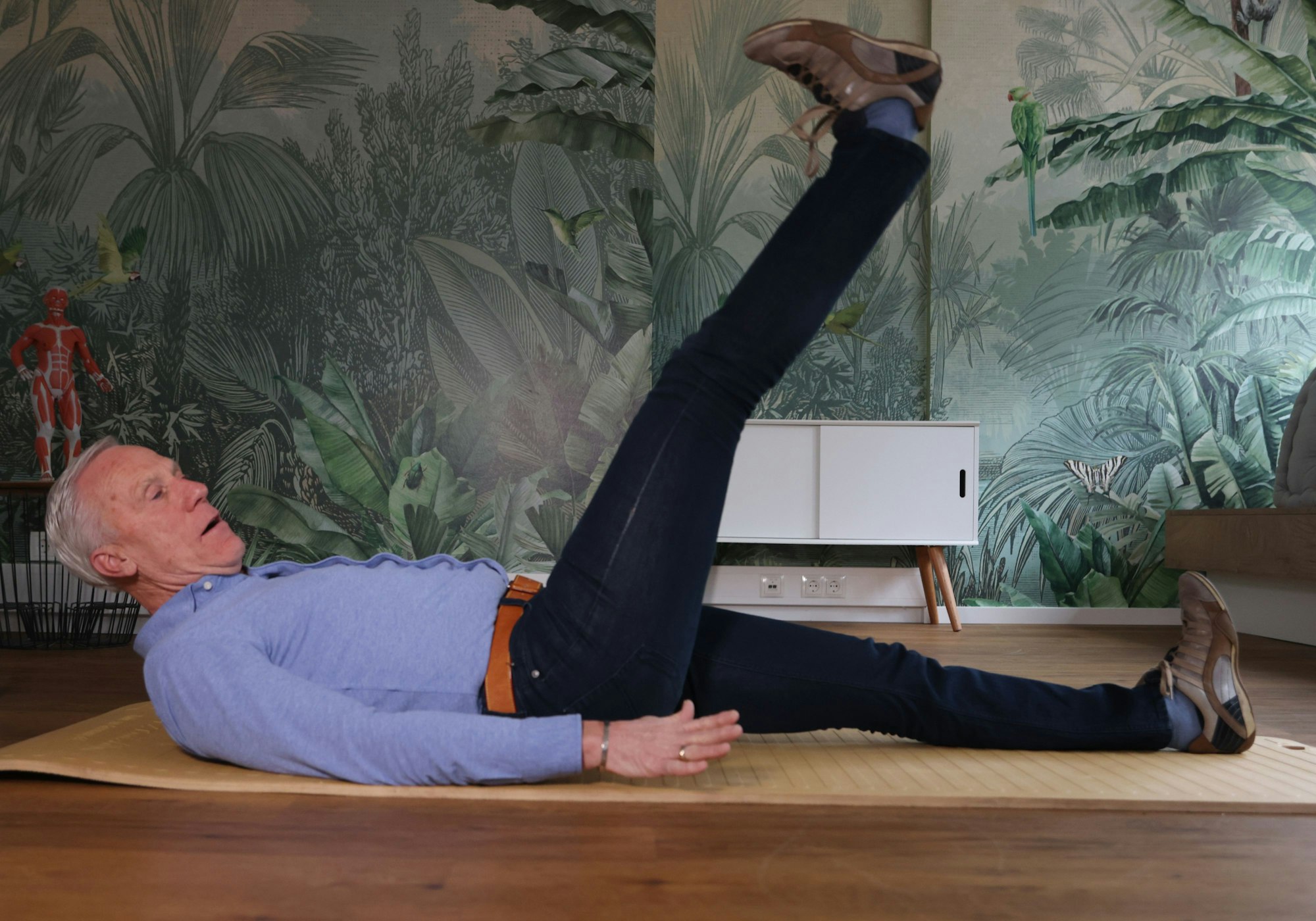 Ingo Froböse zeigt die Übung Beinheben.