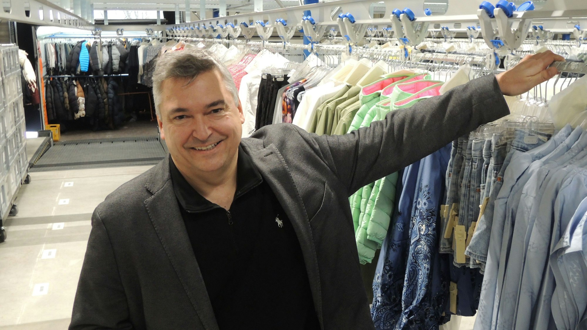 Die Firma Mode-Logistik, eine Tochter von Peek & Cloppenburg, baut gerade in Bedburg massiv Stellen auf.Im Bild zu sehen ist Senior Operations Manager Andreas Hennig.