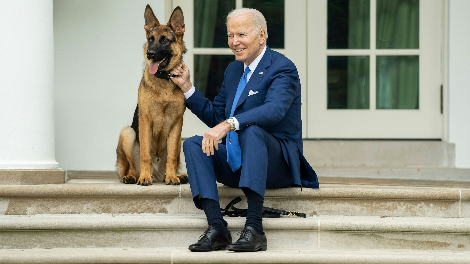 US-Präsident Joe Biden mit seinem Schäferhund Commander. Das präsidiale Haustier musste nach Bissen gegenüber Secret-Service-Mitarbeitern das Weiße Haus verlassen.