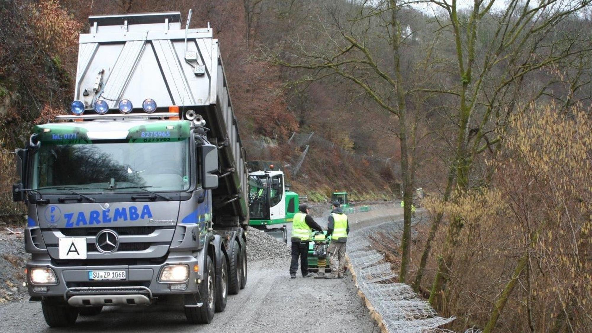 Lkw kippt Schotter auf Fahrbahn.