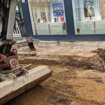 Das Bild zeigt die freigelegten Reste einer Mauer in der Euskirchener Fußgängerzone.