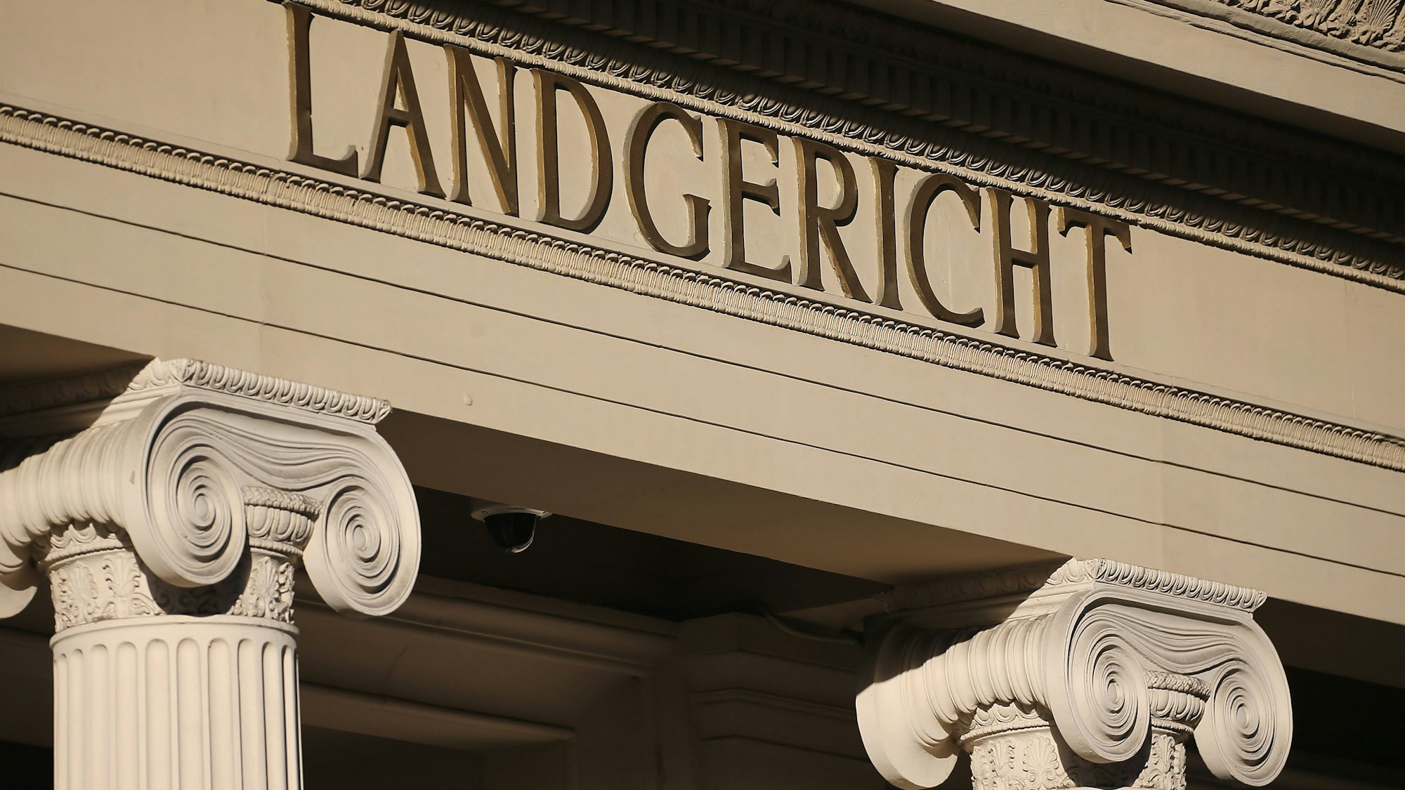 Das Eingangsportal des Bonner Landgerichts. Nächste Woche soll das Urteil gegen den Vater gesprochen werden.