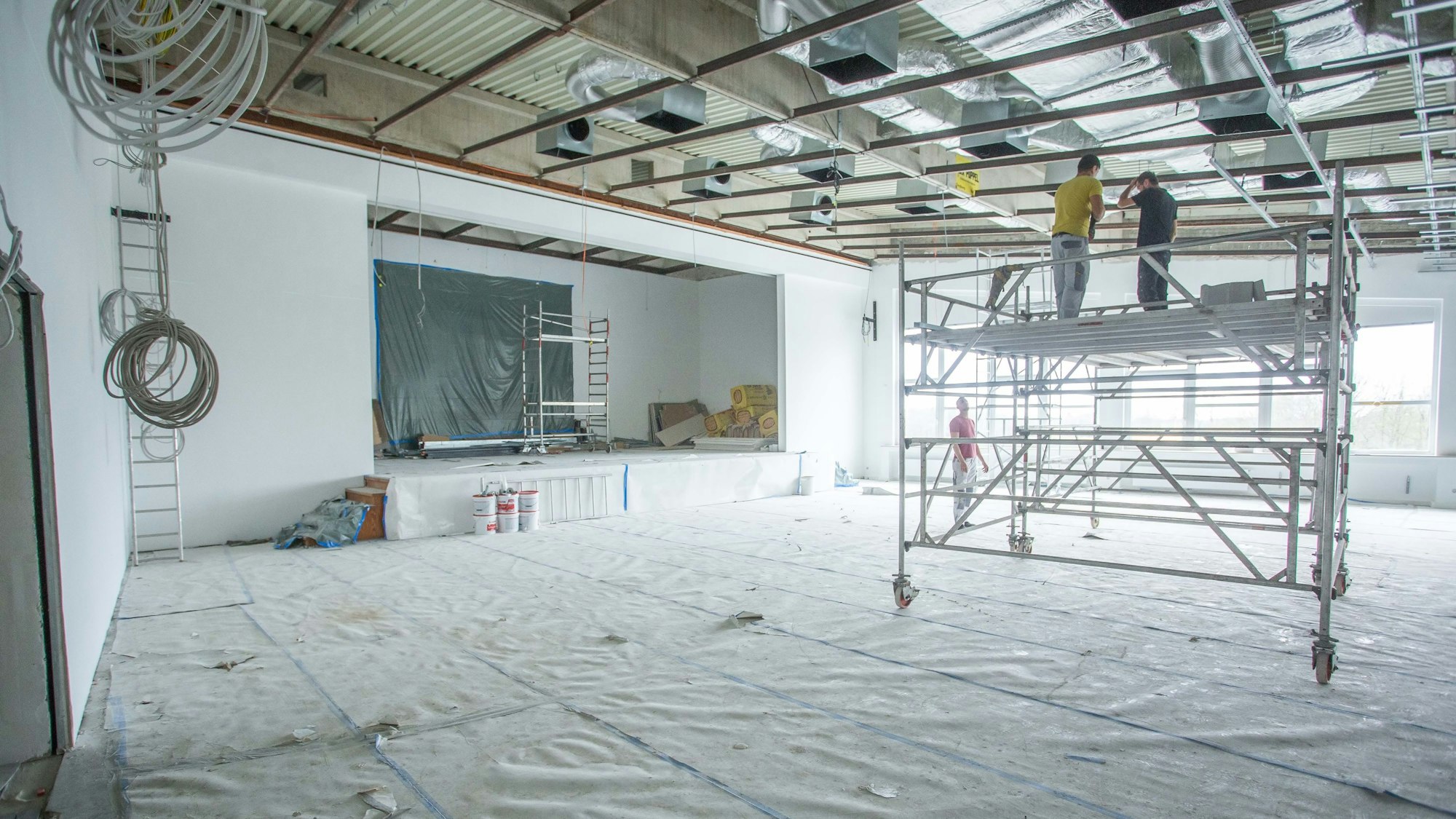 Der große Saal mit Bühne.