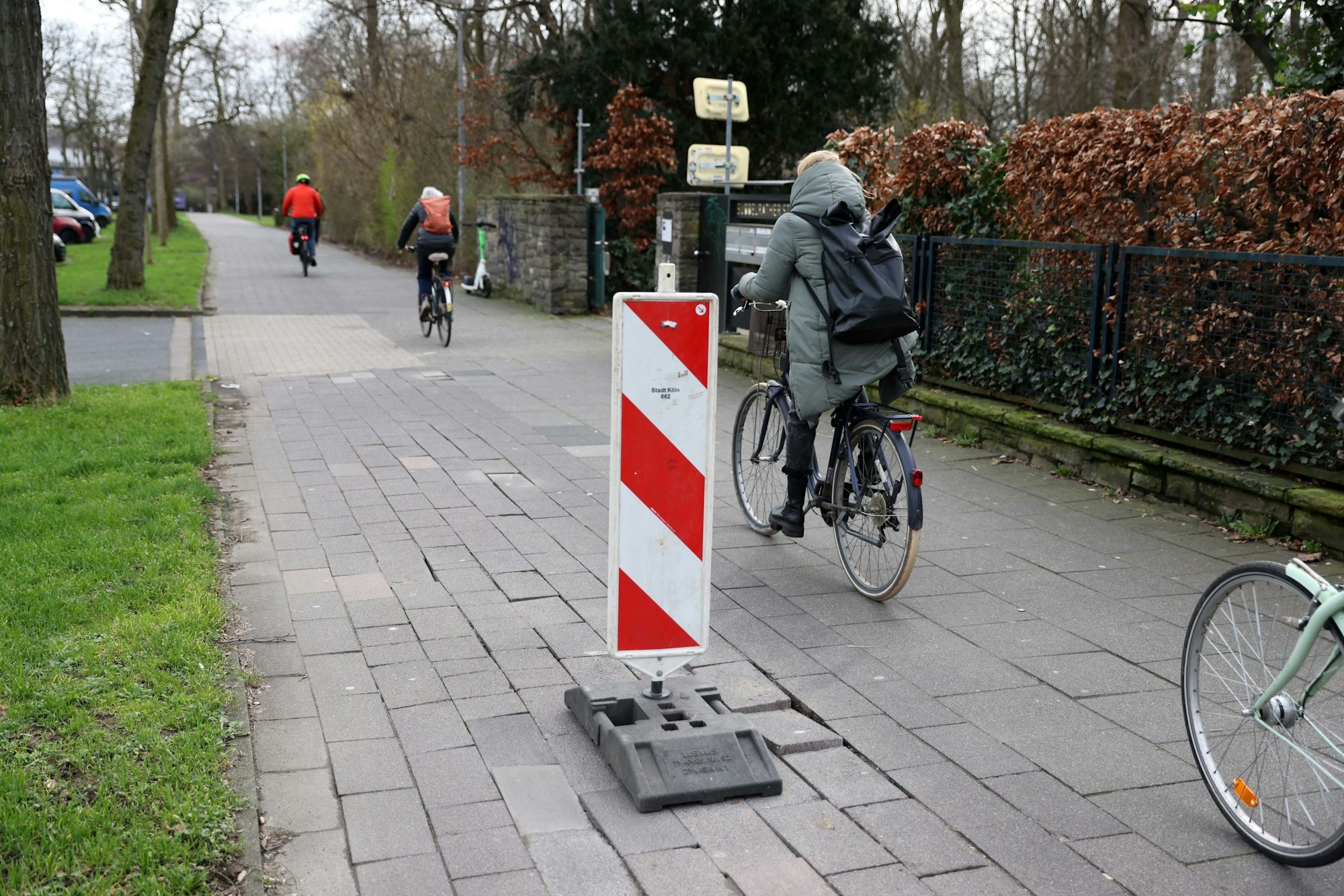 Schlaglöcher haben Hochsaison. Zur Behebung hat die Stadt sich Verstärkung geholt.