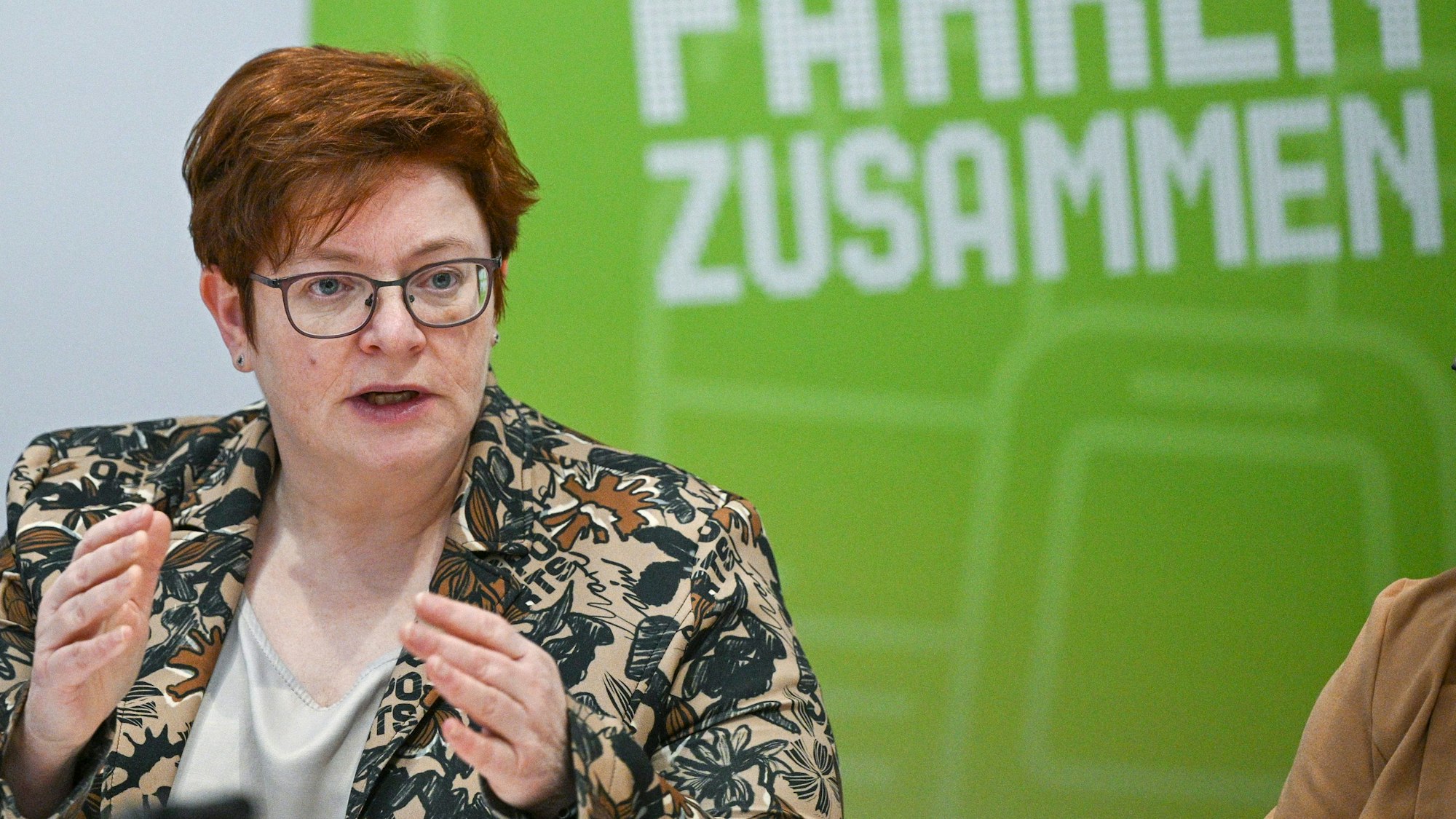 Christine Behle, stellvertretende Verdi-Vorsitzende, spricht auf einer Pressekonferenz der Gewerkschaft. (Archivbild)