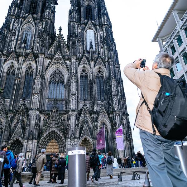 Touristen sind vor dem Dom zu sehen.