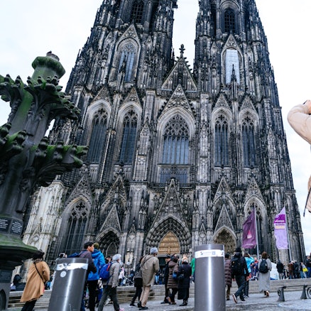 Touristen sind vor dem Dom zu sehen.