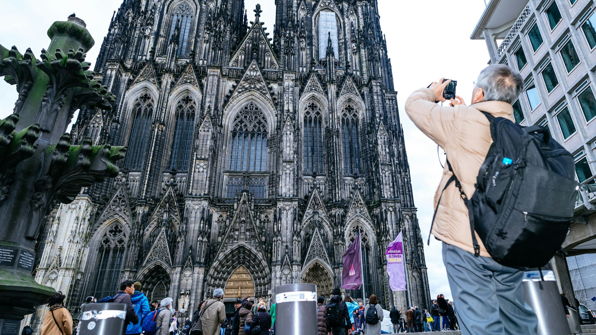 Touristen sind vor dem Dom zu sehen.