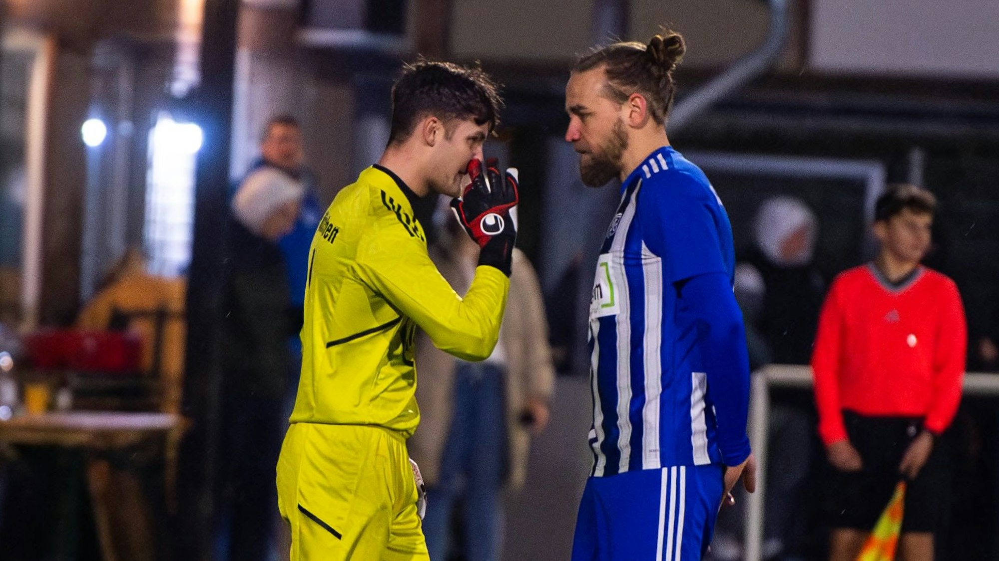 Wißkirchens Torhüter Jan Beyers und Dustin Oellers beraten sich vor einem Strafstoß.