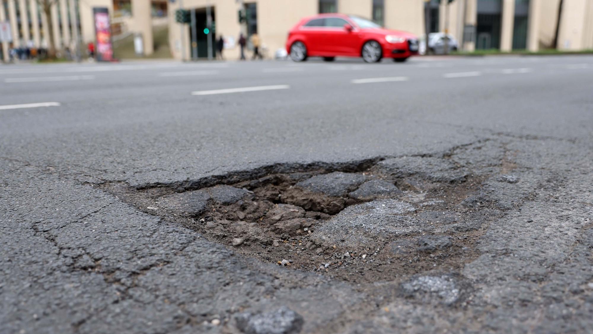 Köln, RSK, Schlaglöcher und andere Schäden in Straßen und Radwegen