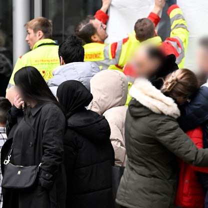 Eltern holen ihre Kinder aus dem Wilhelm-Dörpfeld-Gymnasium ab. In Wuppertal sind an einer Schule mehrere Schüler verletzt worden. Ein Verdächtiger sei festgenommen worden, sagte ein Polizeisprecher in Düsseldorf. Die Polizei sei mit starken Kräften vor Ort.