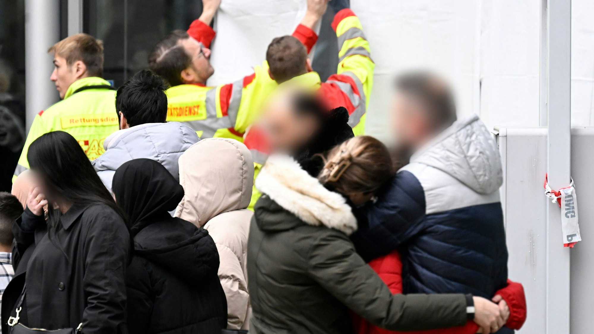Eltern holen ihre Kinder aus dem Wilhelm-Dörpfeld-Gymnasium ab. In Wuppertal sind an einer Schule mehrere Schüler verletzt worden. Ein Verdächtiger sei festgenommen worden, sagte ein Polizeisprecher in Düsseldorf. Die Polizei sei mit starken Kräften vor Ort.