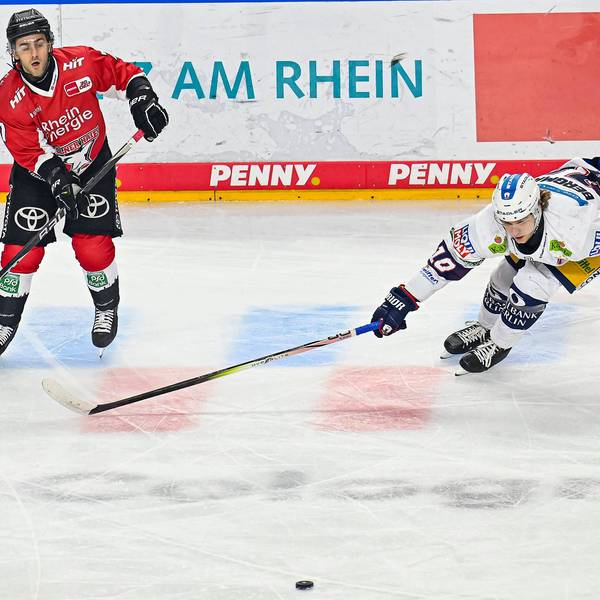 Kölns Nick Bailen (l.) im Duell mit Berlins Lean Bergmann.