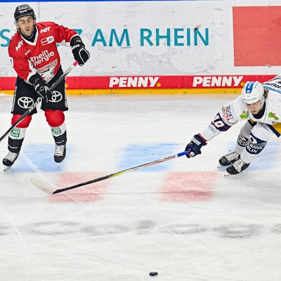 Kölns Nick Bailen (l.) im Duell mit Berlins Lean Bergmann.