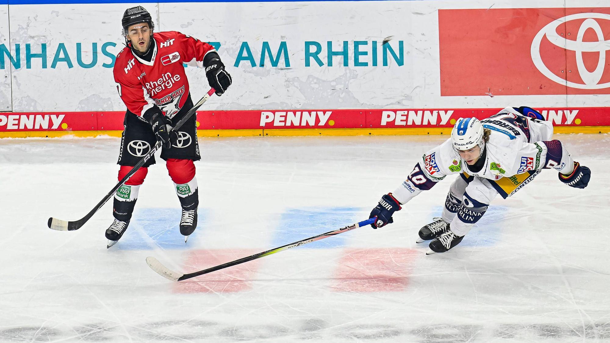 Kölns Nick Bailen (l.) im Duell mit Berlins Lean Bergmann.