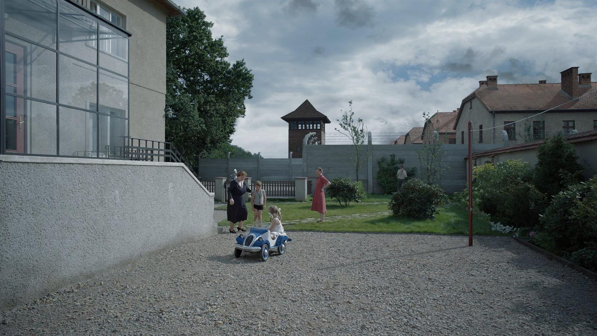 Sandra Hüller als Hedwig Höß und Imogen Kogge als ihre Mutter Linna Hensel und den kindern in einer Szene des Films „The Zone Of Interest“ (undatierte Filmszene).