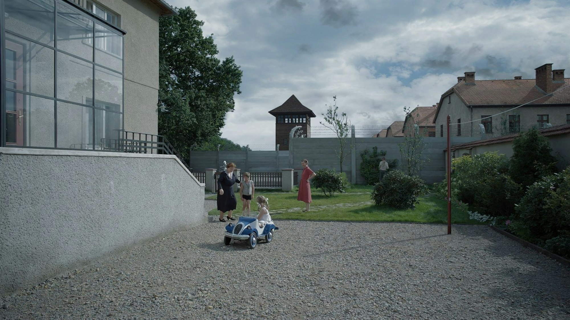 Sandra Hüller als Hedwig Höß und Imogen Kogge als ihre Mutter Linna Hensel und den kindern in einer Szene des Films „The Zone Of Interest“ (undatierte Filmszene).
